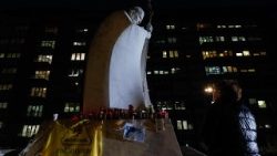 Pàpa alandi ezuzùlù na nzela ya bilili na Salle Paul VI mpe azali kokoba na terapi na lopitalo Gemelli.