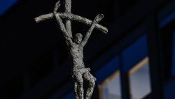 Baba Mtakatifu Francisko anaendelea vyema na tiba, sala, mazoezi na mapumziko. Anafuatilia mafungo ya kiroho kwa Sakretarieti kuu ya Vatican kwa njia ya video.