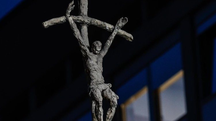 Baba Mtakatifu Francisko anaendelea vyema na tiba, sala, mazoezi na mapumziko. Anafuatilia mafungo ya kiroho kwa Sakretarieti kuu ya Vatican kwa njia ya video.