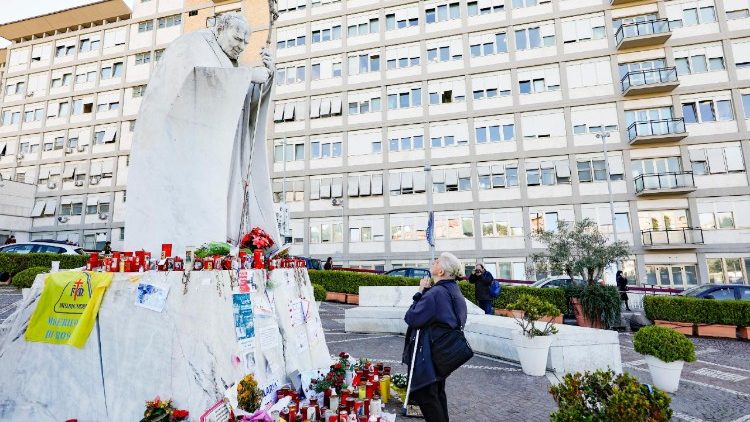 Una fedela in preghiera nel cortile del Policlinico Gemelli di Roma dove è ricoverato Papa Francesco 