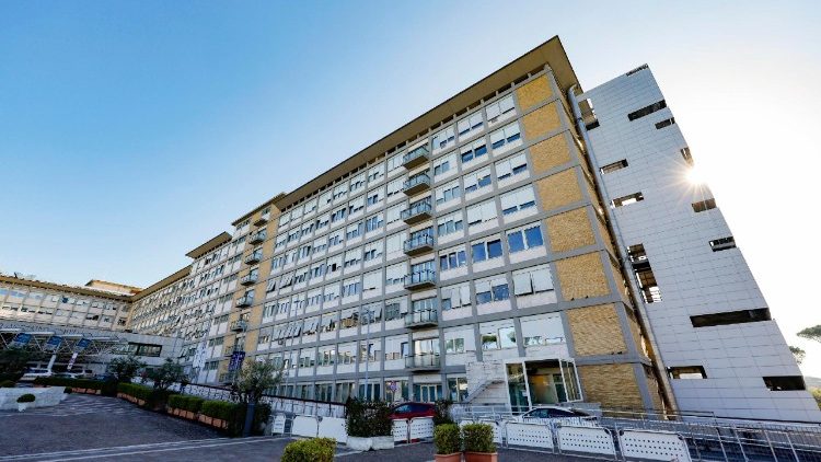  Noč s srede na četrtek za papeža Frančiška minila mirno.