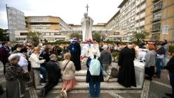 Вярващи се молят за здравето на папа Франциск