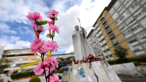 Ճեմելլի հիւանդանոց. Հարիւրաւոր բարեմաղթական նամակներ յանձնուեցան Ֆրանչիսկոս Պապին