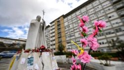 A római Gemelli-kórház előtti Szent II. János Pál szobor a koratavasz jeleivel