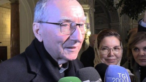 Kardinal Parolin antwortet auf Journalistenfragen (Archivbild)