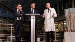 ഡോ. ലൂയിജി കാർബോണെ, മത്തെയോ ബ്രൂണി, ഡോ. സേർജിയോ അൽഫിയേരി എന്നിവർ ജെമെല്ലി ആശുപത്രിയിൽ പാപ്പായുടെ ആരോഗ്യവിവരങ്ങൾ പങ്കുവയ്ക്കുന്നു.