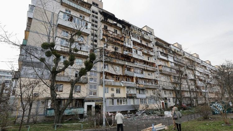 कीव में गोलाबारी से क्षतिग्रस्त एक आवासीय इमारत