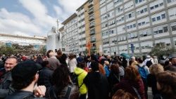 Římská klinika Agostina Gemelliho v neděli 23. března - papeže přišly pozdravi asi tři tisíce lidí