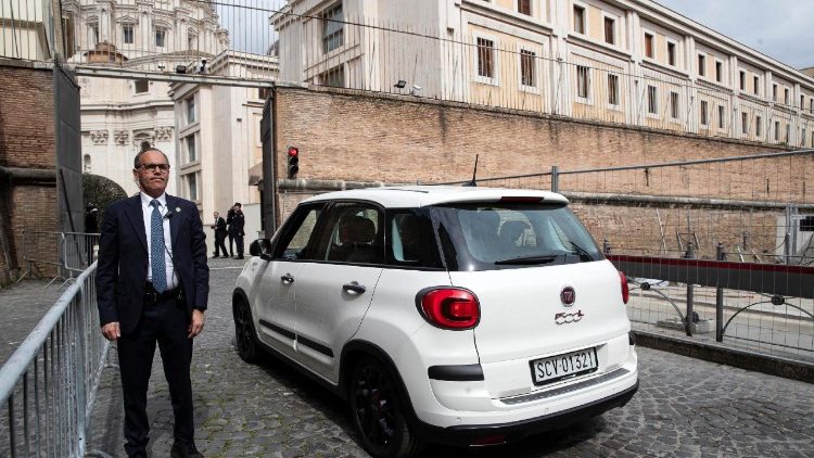 Fiat 500 L que transportava o Papa em seu retorno do Gemelli, no domingo, 23 de março