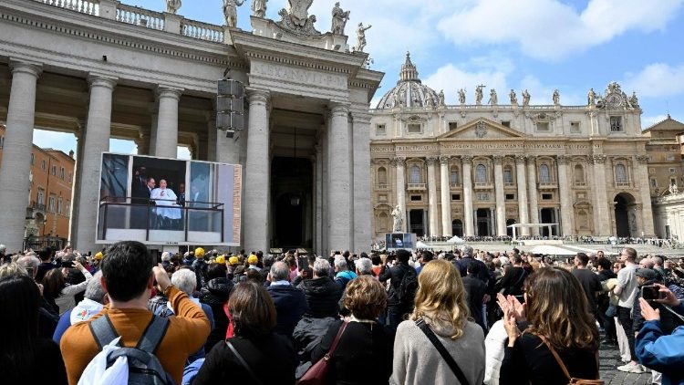 रविवार को संत पेत्रुस महागिरजाघर के प्रांगण के बड़े पर्दे पर संत पापा का दर्शन करते हुए विश्वासीगण