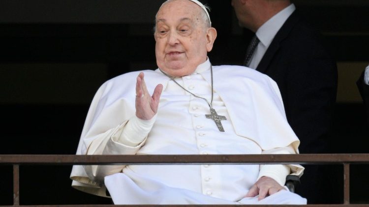 ++ Il Papa si affaccia dal Gemelli ++