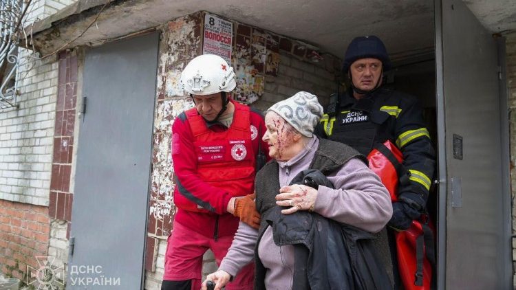 Una donna ucraina evacuata dalla sua casa a Sumy dopo un bombardamento russo