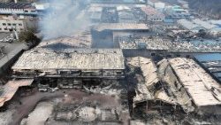 Huko Wildfire Kusini mashariki mwa mkoa  nchini Korea nyumba ziliungua moto.