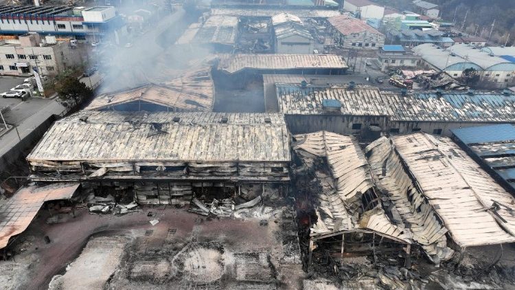 Huko Wildfire Kusini mashariki mwa mkoa  nchini Korea nyumba ziliungua moto.