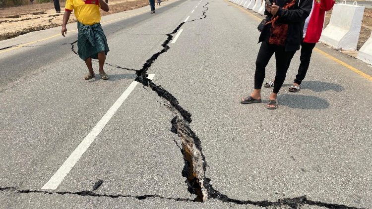 地震による亀裂が入った道路　3月28日　ミャンマー、ヤンゴン・ネピドー間高速道路