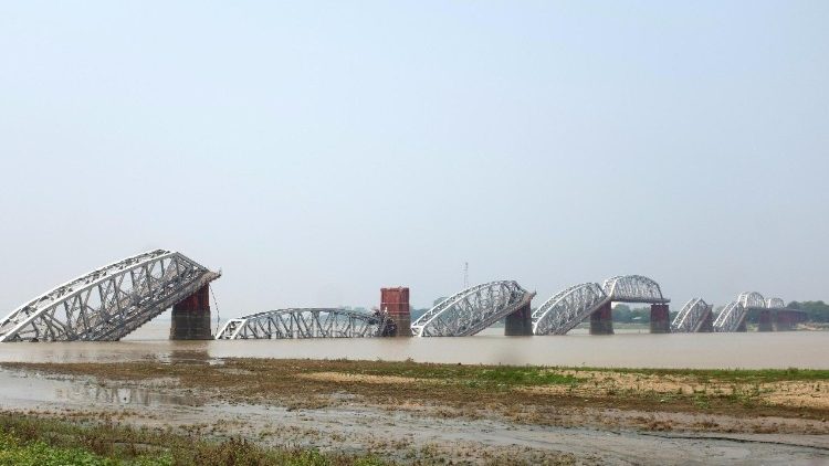 Il ponte Ava Bridge in Myanmar crollato dopo il terremoto del 28 marzo 2025 