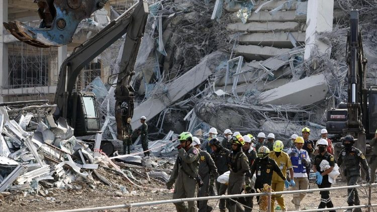 Mentőakció Bangkokban, ahol szintén éreztette hatását a földrengés komoly károkat okozva