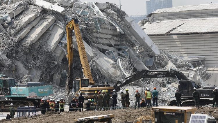 Glābšanas darbi Bangkokā