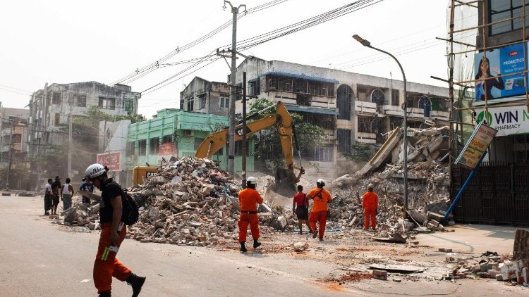 Prosegue la ricerca dei superstiti sotto le macerie in Myanmar dopo il sisma, il nuovo bilancio è di 1700 morti