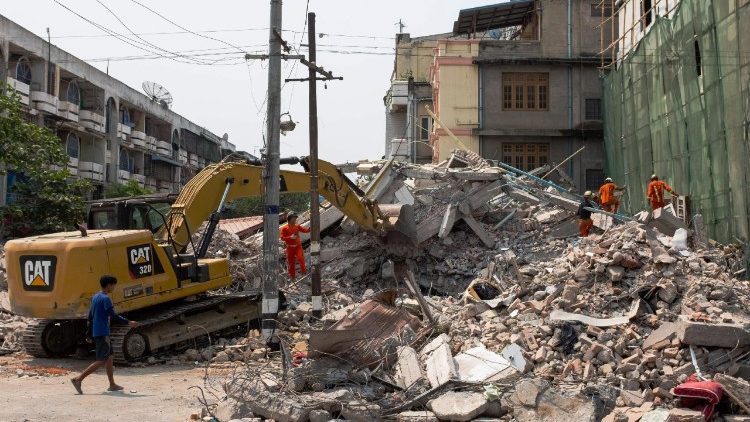 Operaciones de rescate en Myanmar