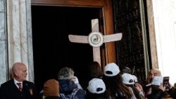 புனித கதவு வழியாக நுழையும் திருப்பயணிகள் 