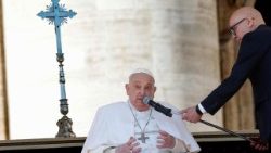 Sunnuntaina 6.4. paavi Franciscus teki yllätysesiintymisen Pietarin kirkon aukiolle kokoontuneiden ihmisten luo