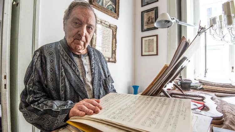 Il maestro Roberto De Simone in un'immagine del 2014 a Napoli