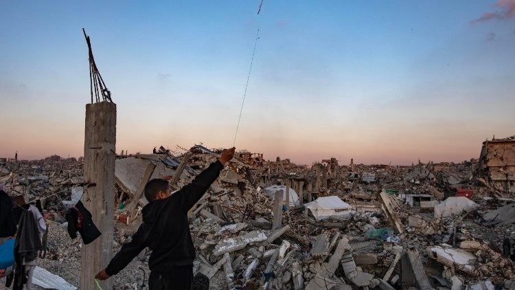 Giovani palestinesi giocano nel campo profughi di Jabalia