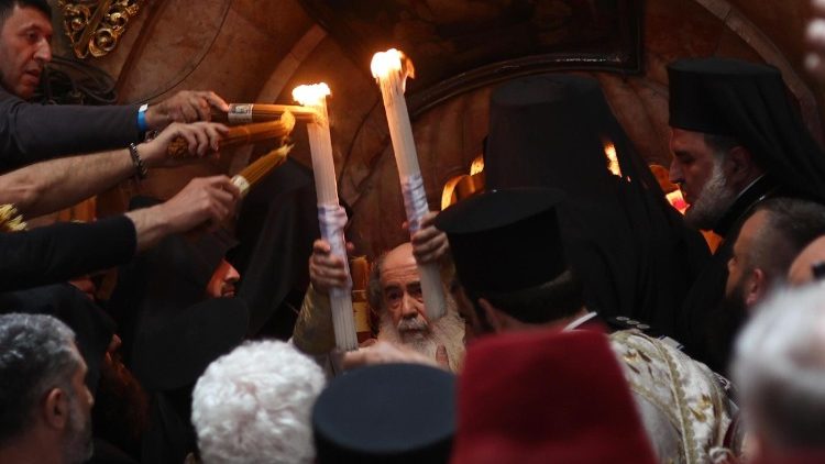 Wakati wa kuwasha mto mtakatifu katika kesha la Pasaka