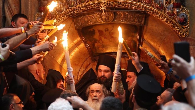 Wakati wa kuwasha Moto Mtakatifu katika Kanisa la Kaburi Takatifu huko Yerusalemu.