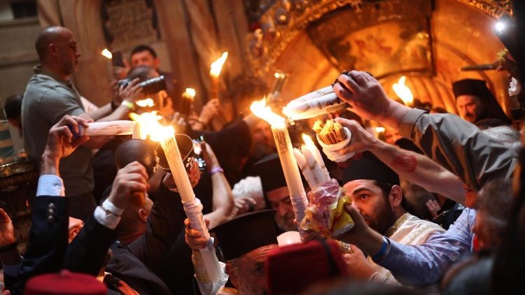 Entzündung des Osterfeuers durch orthodoxe Christen in der Grabeskirche in Jerusalem