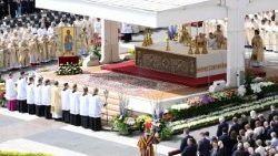 वाटिकन के संत पेत्रुस प्रांगण में पास्का रविवार का मिस्सा बलिदान