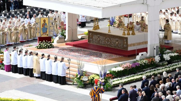 वाटिकन के संत पेत्रुस प्रांगण में पास्का रविवार का मिस्सा बलिदान