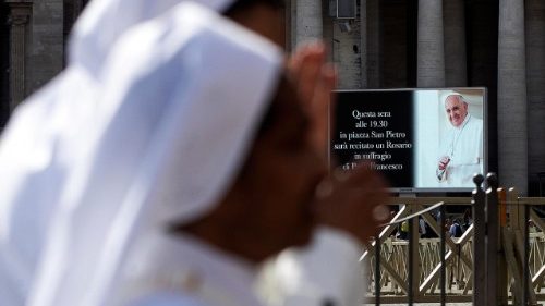 Lacrime e preghiere in Piazza San Pietro: "Grazie Papa Francesco!"
