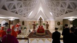 Papst Franziskus' Leichnam in der Santa Marta-Kapelle