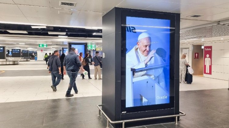 All'aeroporto di Fiumicino le immagini in ricordo di Papa Francesco (Ansa)