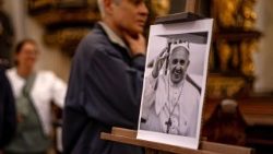 திருத்தந்தைக்காக செபிக்கும் மக்கள்