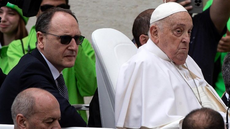 Папа Франциск със своя личен здравен асистент след Urbi et Orbi на 20 април 2025