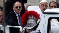 संत पेत्रुस महागिरजाघऱ के प्रांगण में संत पापा की आश्चर्यजनक उपस्थिति 