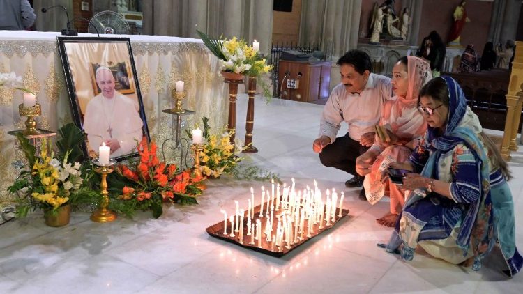Вернікі аддаюць даніну павагі перад партрэтам памерлага Францішка ў катэдры Лахора, Пакістан