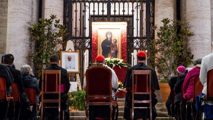 A Santa Maria Maggiore il Rosario per il Papa