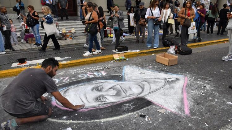  Disegno del volto del Papa davanti la Cattedrale di Buenos Aires