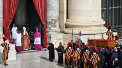 La salma di papa Francesco trasferita a San Pietro per l'ostensione