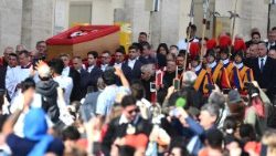 La salma di papa Francesco trasferita a San Pietro per l'ostensione