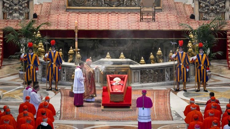 Szent Péter sírja előtt 