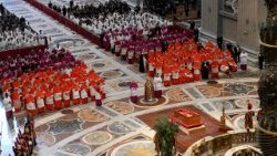 La salma di papa Francesco trasferita a San Pietro per l'ostensione