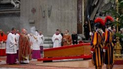 聖ペトロ大聖堂に移送された教皇フランシスコの棺　2025年4月23日　バチカン