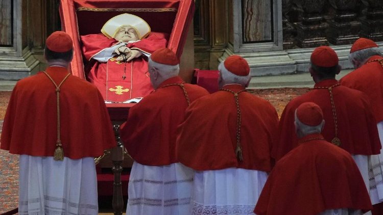 புனித பேதுரு பெருங்கோவிலில் திருத்தந்தையின் உடல் 