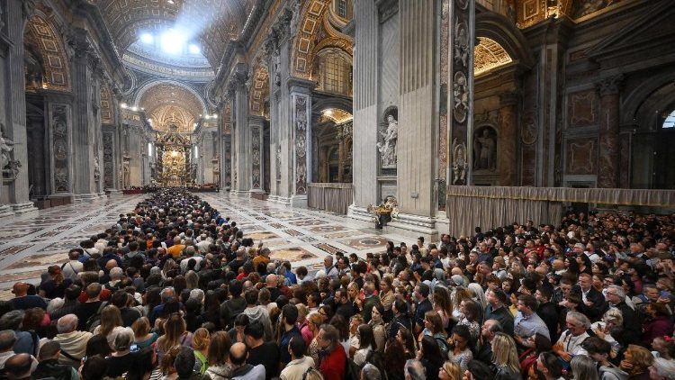 Environ 20 000 fidèles ont prié près de la dépouille du Pape à Saint-Pierre ce mercredi entre 11h et 19h30 .
