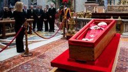 Ferenc pápa nyitott koporsója a Szent Péter-bazilikában